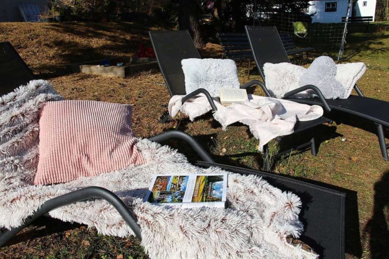 Posezení venku před Apartmány Malá Morávka